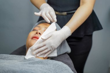 Yüze spa ve yüz maskesi yapmadan önce Asyalı güzellik uzmanlarının yüzünü temizlemesi gerekiyor..