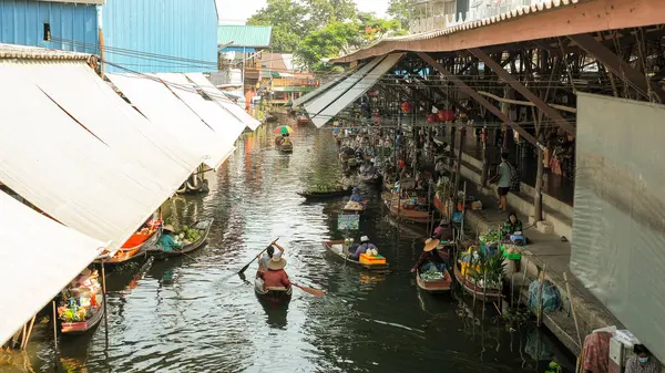 Ratchaburi, Tayland - 15 Nisan 2022: Tayland antik yüzen pazarının yüksek açılı görünümü, Tayland Damnoen saduak saduak düz pazarı, Ratchaburi Tayland.