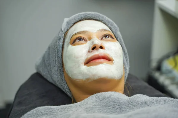 Zbliżenie Piękno Kobieta Biały Maska Krem Jej Twarz Klinika Piękności — Zdjęcie stockowe