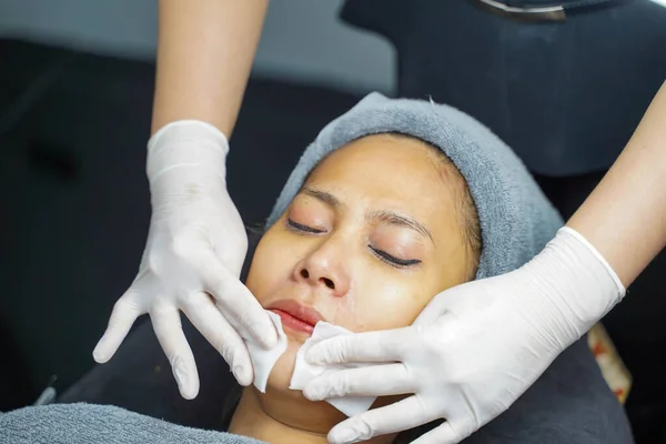 Kosmetolog Używa Podkładki Bawełnianej Czyszczenia Twarzy Klientki Klinice Kosmetycznej — Zdjęcie stockowe