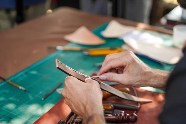 皮革工匠为顾客缝制皮包的服装和裁剪手 — 图库照片