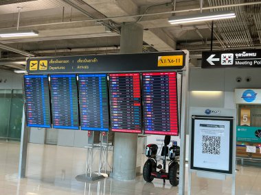 Bangkok, Tayland 16 Nisan 2022: Yurtiçi terminaldeki turistler için küçük uçuş panosu, Suvarnabhumi Uluslararası Havaalanı, Bangkok, Tayland.