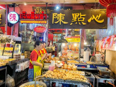 Bangkok 'ta. Tayland - 29 Ekim 2023 Çin Gıda Lokantası Çin 'in Bangkok şehrinde paket servis. Dim sum, pirinç ördeği, kırmızı domuz rostosu ve ördek yahnisi gibi pek çok yiyecek çeşidi vardır..