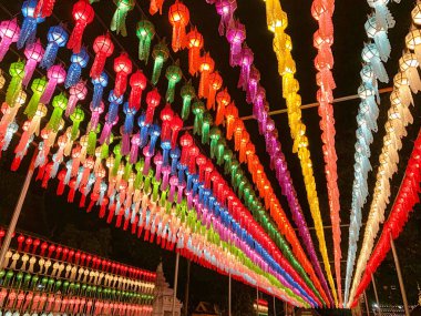 Tayland Lanna tarzı fenerlere renkli bir bakış açısı. Tapınağın önüne asılacak ve gece ışığı yakılacak. Yüz bin fener festivali, Lumphun, Tayland.