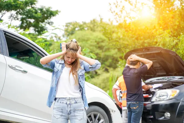 若い女性が太陽の明るい国道の背景で自動車事故に動揺しています — ストック写真