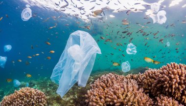 Kapalı deniz mercan resifleri, küçük balıkların bulanıklaştığı bir okyanusta yüzen plastik torbalar. Okyanus plastik kirliliği farkındalığı kavramı