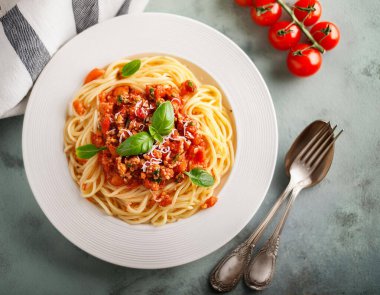 Üst manzara domates soslu bir tabak spagetti ve çatallı kıyma.