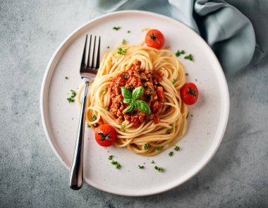Üst manzara domates soslu bir tabak spagetti ve çatallı kıyma.