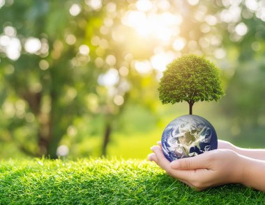 Büyüyen ağaçla birlikte yeşil küreyi tutan insan eli gezegenimizi, çevreyi, günü, dünyayı ve iklim değişikliğini kurtarır..
