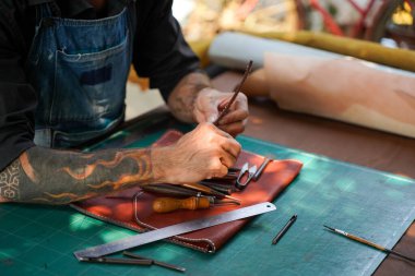 Bir atölyedeki müşteriye yakın plan ve deri el işi dikiş ve deri kahverengi çanta sapı..