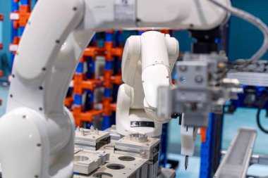 Endüstriyel robot çalışması sanayi atölyesinde alüminyum motor bileşenleri yaratıyor