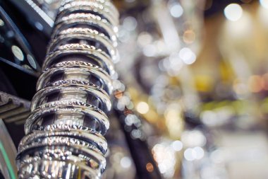 Chopper 'ın arka şok emicisi ve bulanık arka planda krom rengi olan seyir motosikleti.