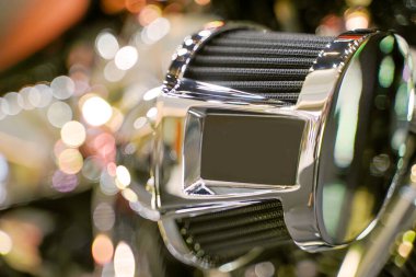 Chopper motorsikletinin krom renkli hava filtresini kapat ve kes