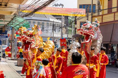 Lampang, Tayland - 11 Kasım 2024: Çin Altın ve Gümüş Ejderhalar geçit töreni Çin 'de Çin dansçısı