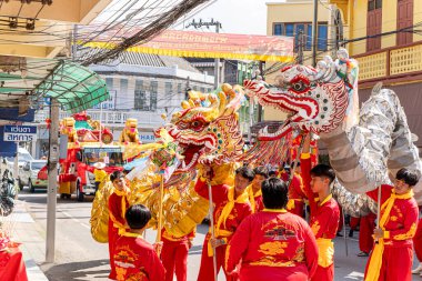 Lampang, Tayland - 11 Kasım 2024: Çin Altın ve Gümüş Ejderhalar geçit töreni Çin 'de Çin dansçısı