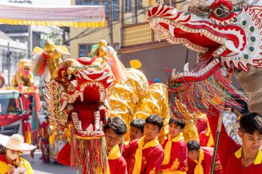 Lampang, Tayland - 11 Kasım 2024: Çin Altın ve Gümüş Ejderhalar Kapanış Yürüyüşü Çin 'de dans eden aktör Lampang şehrinin tanrısal tapınak geçit törenine saygılıdır.