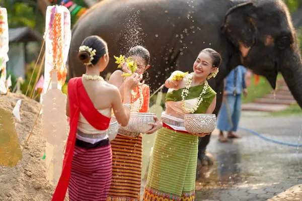 Tayland 'ın geleneksel elbiseleriyle Tayland Yeni Yıl Festivali' nde su serpmek için çalan bir grup güzel Taylandlı kadın ya da Songkran festivali..