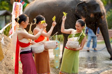 Tayland 'ın geleneksel elbiseleriyle Tayland Yeni Yıl Festivali' nde su serpmek için çalan bir grup güzel Taylandlı kadın ya da Songkran festivali..
