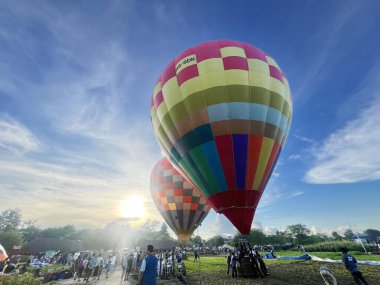 Chiang Mai şehri, Tayland-26 Ekim 2024: Kapanış ve Chiang Mai sıcak hava balonu festivalinin güneşli ve mavi gökyüzü arka planlı renkli görüntülerine bakın.