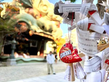Osaka şehri, Japonya-09 Aralık 2024: İnsanların tahmin yapmak için kullandığı Omikuji 'nin görüntüsü. Eğer kehanet kötüyse, kötü şansı defetmek için tapınağa bırakılır. Japonya 'daki türbelerde bulunabilir.