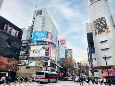 Tokyo şehri, Japonya-13 Aralık 2024: Shibuya bölgesinin ve Tokyo, Japonya 'daki geçişin görüntüsü. Modern Tokyo 'nun büyük reklam panolarıyla sembolik bir sembolüdür.