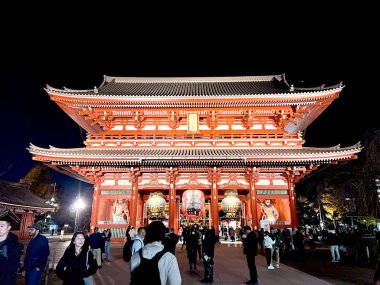 Tokyo şehri, Japonya-10 Aralık 2024: Senso-ji Tapınağı 'nın Kaminarimon kapısının gece vakti kalabalık olması. Bu tapınak Tokyo 'da ikonik ve turist popüler bir yerdir.