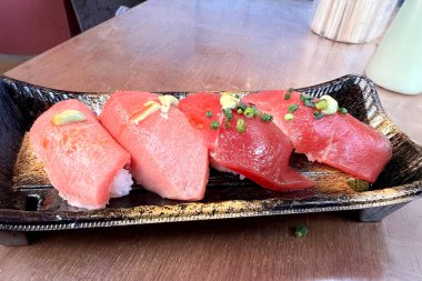 Sukiji balık pazarındaki seramik tabağa yakın Sushi seti, Tokyo Japonya.