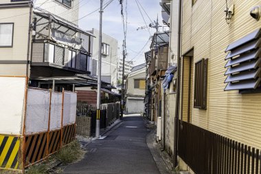 Yakın kasaba manzarası ve Japonya 'daki küçük yerel yol.