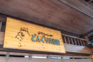 Kyoto şehri, Japonya-3 Aralık 2024: Ninenzaka caddesindeki Ghibli mağazasının ahşap ve el yapımı tabelaları. Totoro, Japon animasyon filmi My Neighbor Totoro 'dan bir karakter..