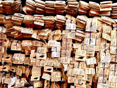 Kyoto şehri, Japonya-Aralık 04-24: Sağlık, sevgi ve refah umudu için yakın plan Tahta Tabak. Ema, Japonya 'daki tapınaklarda ve tapınaklarda asılı dua yazmak için kullanılan küçük tahta plaklardır..