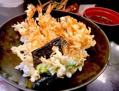 Yakın çekim ve Japon yemeği, Tempura Donburi. Hafif bir hamur ile kızartılmış çeşitli malzemeler ve pirinç ile servis ediliyor..