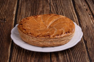 Epifani için ahşap bir masanın üzerindeki Galette des Rois.