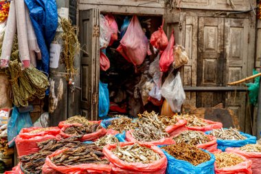 Thamel pazarında çeşitli rengarenk ürünler var.