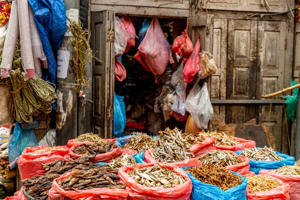 Thamel pazarında çeşitli rengarenk ürünler var.