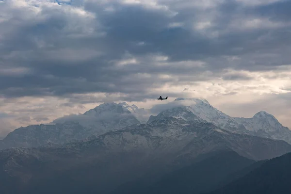 Bulutlu Annapurna, uçakla Poonhill 'den zirveye ulaşıyor.