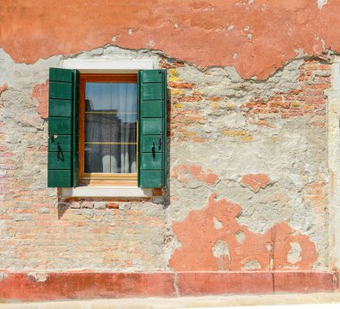 İtalya 'nın Burano Adası' ndaki bir evde yeşil pencere ve ahşap kapı.