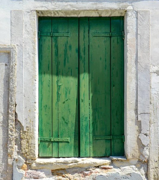 Зеленое Окно Треснувшей Бетонной Стене Видом Красные Брики Острове Бурано — стоковое фото
