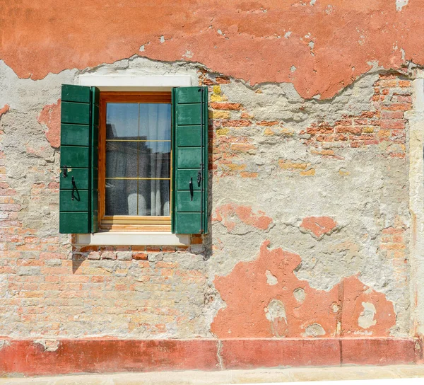 Zelené Okno Dřevěné Dveře Domě Ostrově Burano Itálie — Stock fotografie