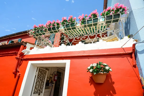 Blumentöpfe Auf Dem Balkon Und Den Wänden Des Roten Hauses — Stockfoto