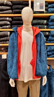 BANGKOK, THAILAND - 8 Kasım 2022: Uniqlo mağazasının önü. Lüks ve şık bir vitrin. Noel Festivali 'ni karşılayan kış koleksiyonu. 