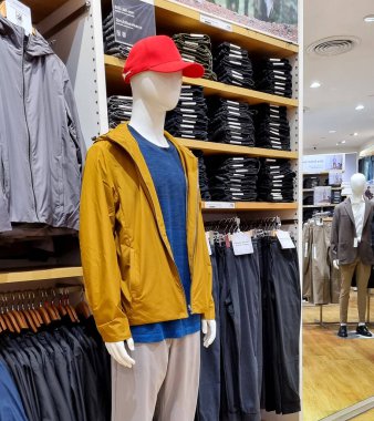 BANGKOK, THAILAND - 8 Kasım 2022: Uniqlo mağazasının önü. Lüks ve şık bir vitrin. Noel Festivali 'ni karşılayan kış koleksiyonu. 