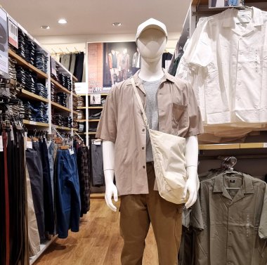 BANGKOK, THAILAND - 8 Kasım 2022: Uniqlo mağazasının önü. Lüks ve şık bir vitrin. Noel Festivali 'ni karşılayan kış koleksiyonu. 