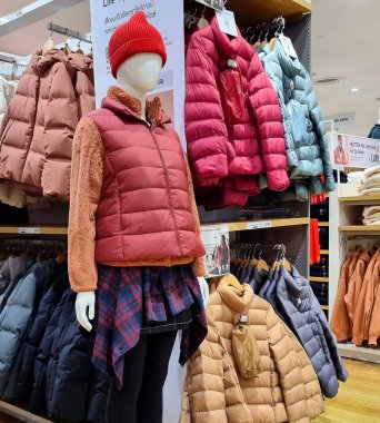 BANGKOK, THAILAND - 8 Kasım 2022: Uniqlo mağazasının önü. Lüks ve şık bir vitrin. Noel Festivali 'ni karşılayan kış koleksiyonu. 
