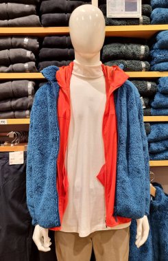 BANGKOK, THAILAND - 8 Kasım 2022: Uniqlo mağazasının önü. Lüks ve şık bir vitrin. Noel Festivali 'ni karşılayan kış koleksiyonu. 