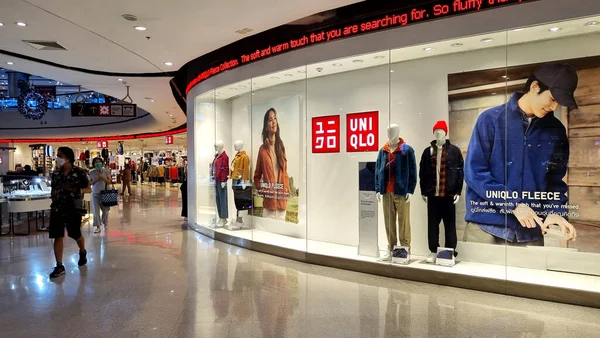 BANGKOK, THAILAND - 8 Kasım 2022: Uniqlo mağazasının önü. Lüks ve şık bir vitrin. Noel Festivali 'ni karşılayan kış koleksiyonu. Geniş ekran görüntüsü.