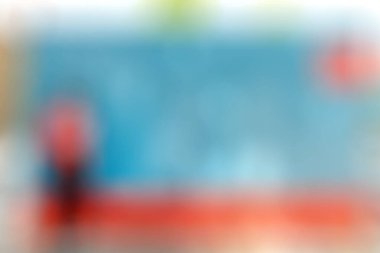 Sanat sergisi arka planı bulanık ve insanlar beyaz duvardaki resimlere bakıyor..