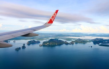 Phuket, Tayland - 8 Kasım 2022: Gökyüzünde bir uçak kanadı. Andaman Denizi 'ndeki Phang Nga Körfezi' nin güzel manzarası. Tayland 'ın güneyinde, Asya Havayolları' nın en iyi manzarası, Tayland 'da seyahat.