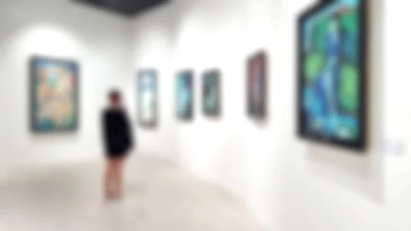 Έκθεση Τέχνης Θολό Φόντο Γκαλερί Και Γυναίκα Κοιτάζοντας Πίνακες Λευκό — Φωτογραφία Αρχείου