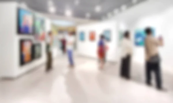 Galeria Sztuki Zamazane Tło Ludzie Patrzący Obrazy Białej Ścianie — Zdjęcie stockowe
