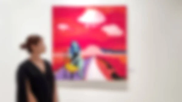 Έκθεση Τέχνης Θολό Φόντο Γκαλερί Και Γυναίκα Κοιτάζοντας Πίνακες Λευκό — Φωτογραφία Αρχείου